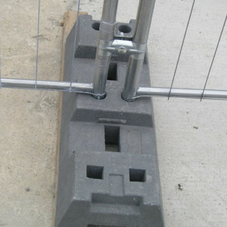 Plastový podstavec mobilného plotu